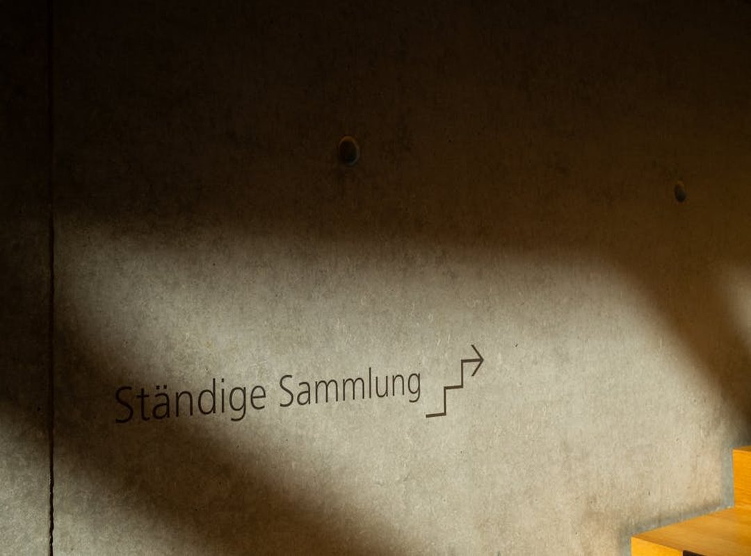 The Art of Composition: How Huygelen Guides the Viewer's Eye